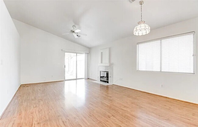 Foto del edificio - 5920 Taj Mahal Dr