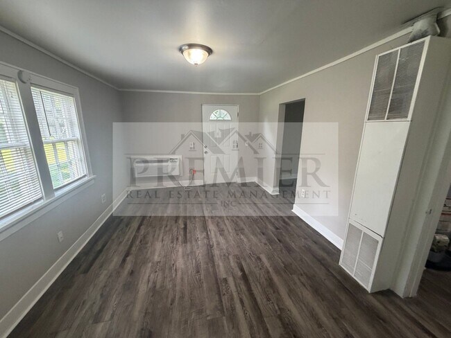 Foto del edificio - Studio HOUSE No Shared walls -1611 S Northern Blvd #B Independence - - Rent $750