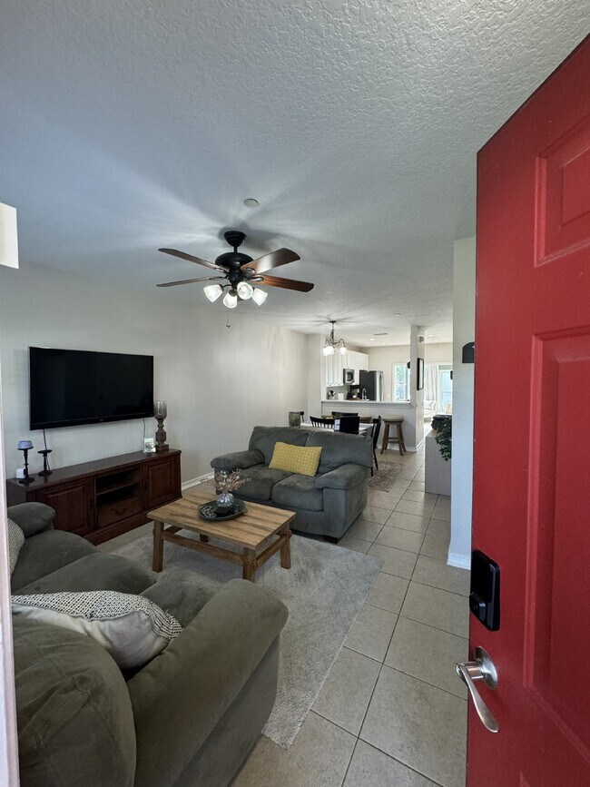 Building Photo - "Charming 2-Bed Home"