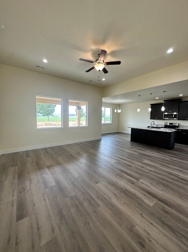 Building Photo - Exquisite Home With Three Bedrooms & Two B...