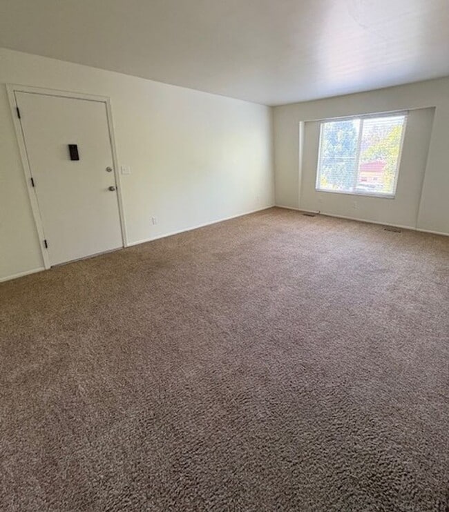 Building Photo - 2 Bedroom Apartment in Holladay!