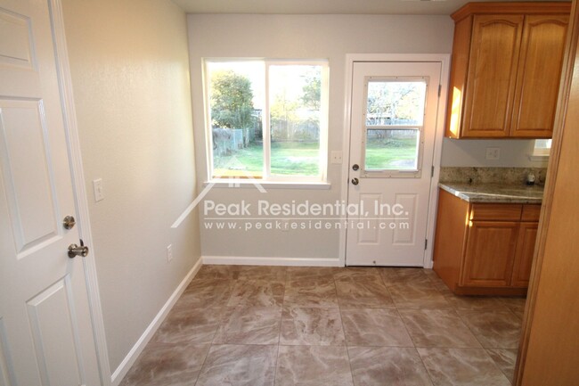 Building Photo - Updated 2bd/1ba Orangevale Duplex with Gar...
