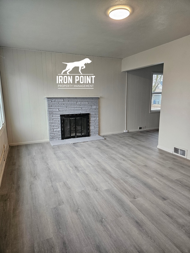 Building Photo - Renovated 3bed/2bath home w/gas fireplace, garage, near downtown Caldwell.