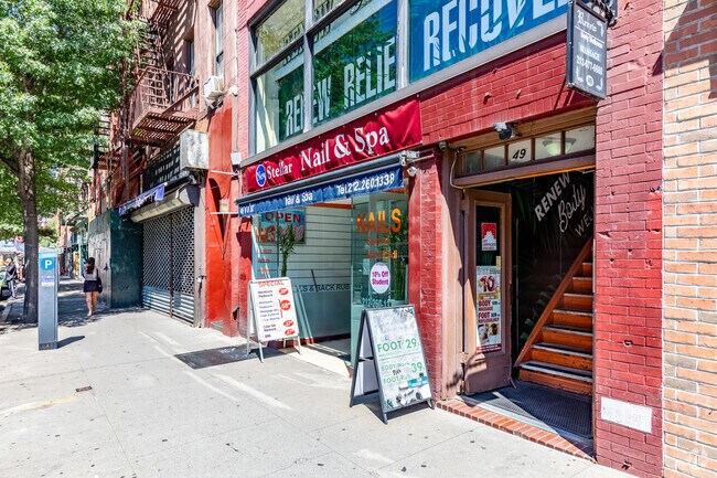 Entrada - 49 W 8th St