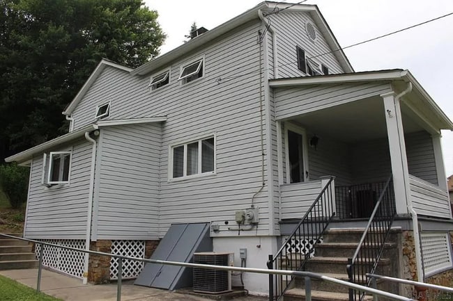 Building Photo - 207 Burkhard St