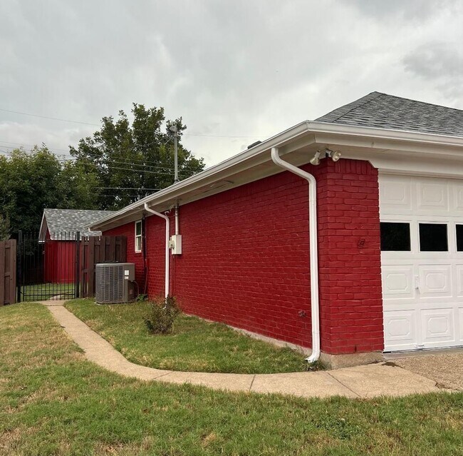 Building Photo - Welcome to this inviting 3-bedroom, 2-bathroom home in the heart of Cleburne, perfectly suited fo...