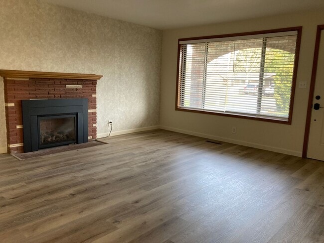 Building Photo - Three Bedroom Home in Keizer with Large Ya...