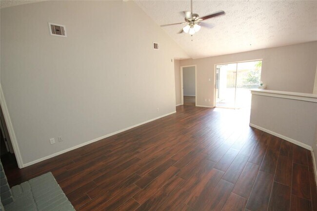 Foto del edificio - 22619 Braken Carter Ln