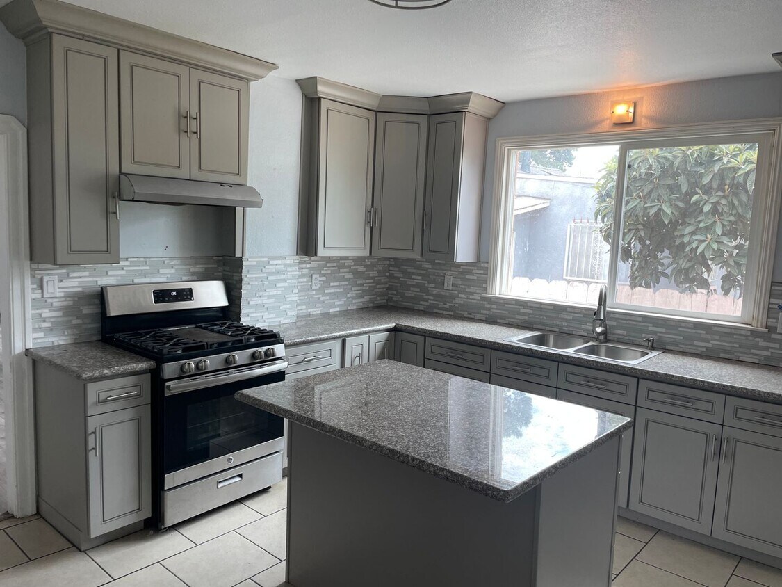 Primary Photo - Newly renovated spacious 2 bedroom home in...