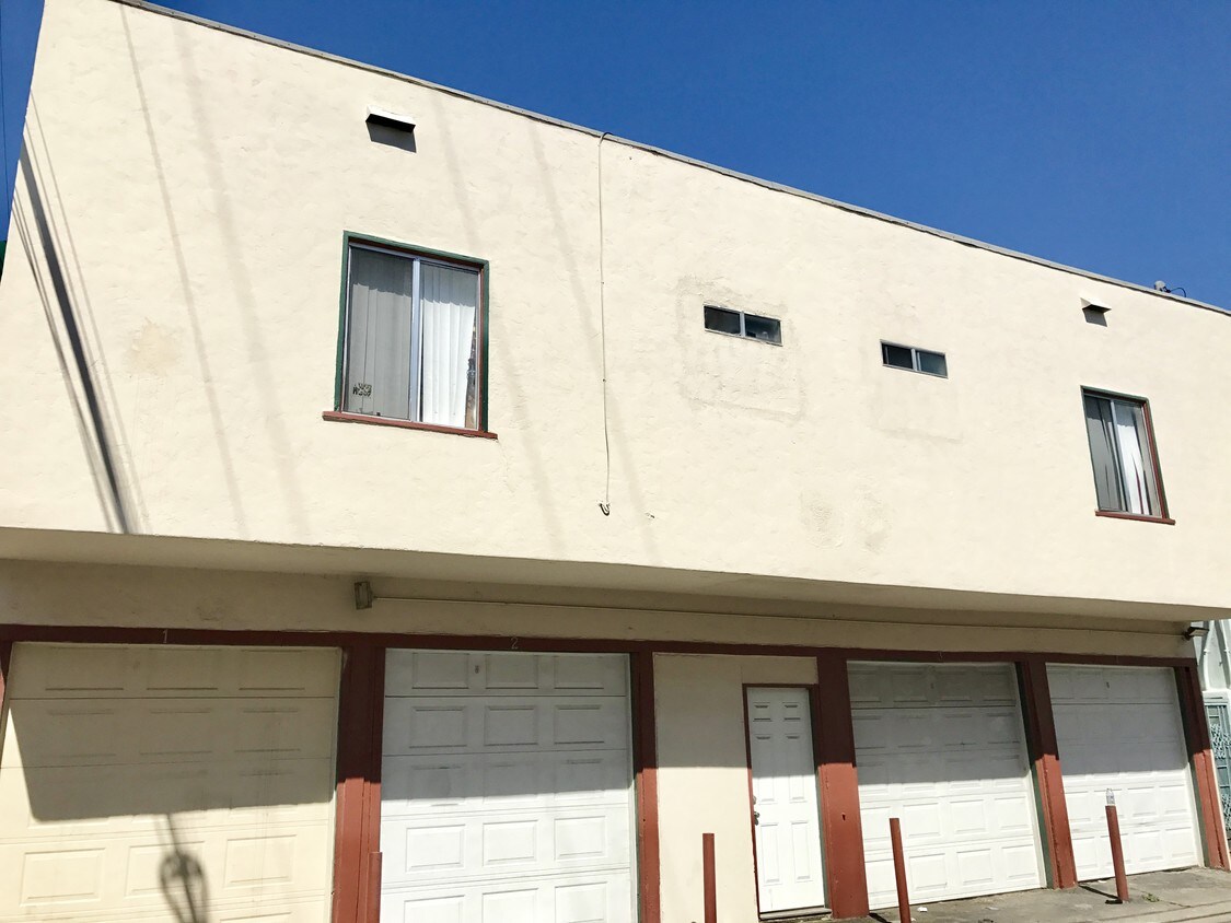 Building Photo - 324 E Esther St