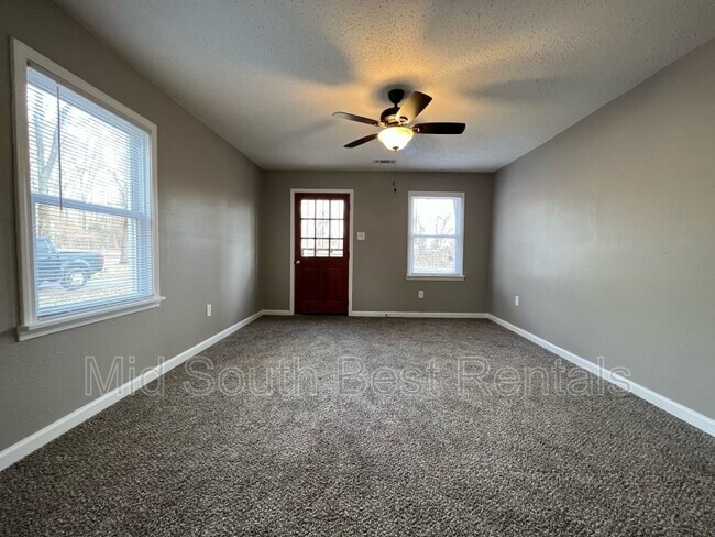 Foto del edificio - 2661 Woodlawn Terrace