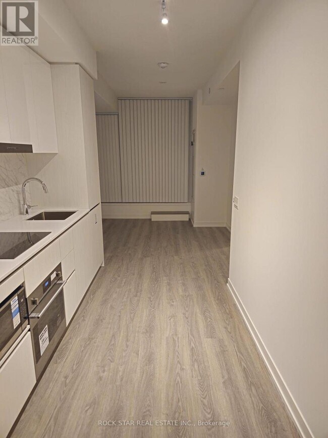 Photo du bâtiment - 8 Interchange Wy