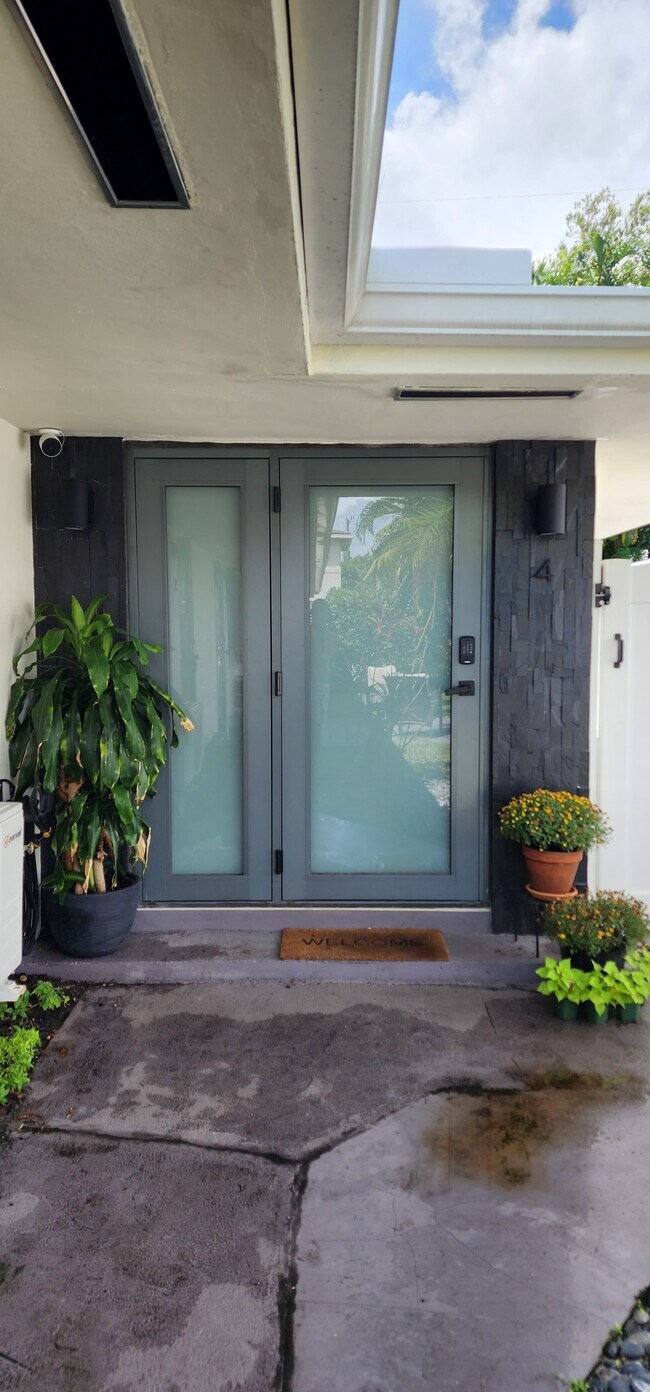 Foto del edificio - 1634 NE 4th Pl