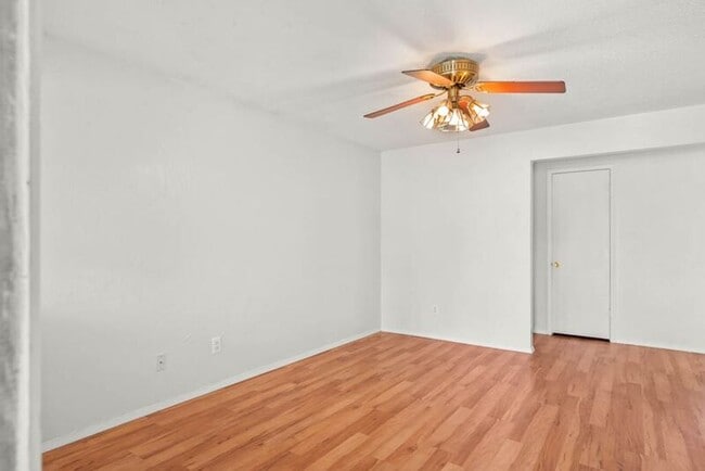 Foto del edificio - 220 E Beech Ave