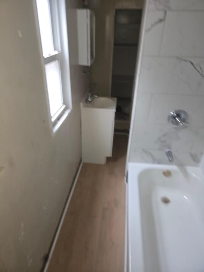 Building Photo - 111 Redlyn St