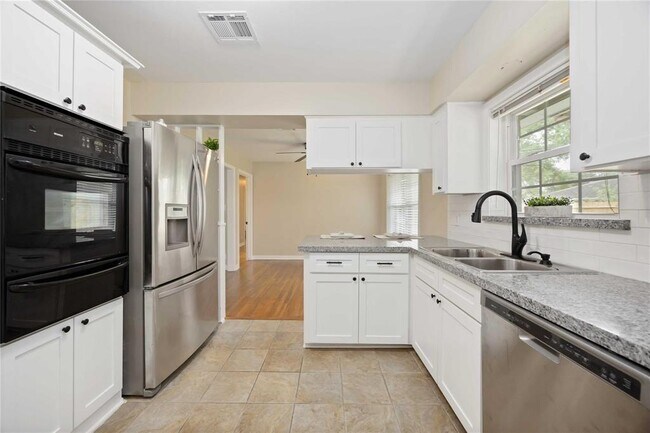 Building Photo - 5013 De Lange Ln