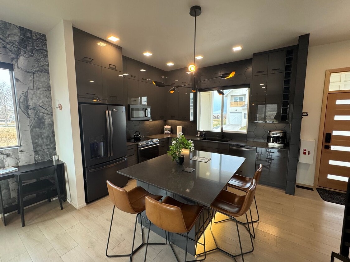 Foto principal - Chic, Fully-Furnished 3 Bed / 2.5 Bath Rental – Bozeman Convenience & Modern Comfort