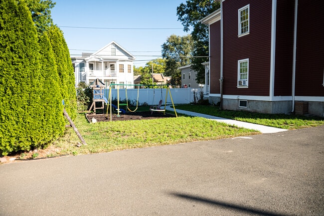 Building Photo - 138 Putnam St