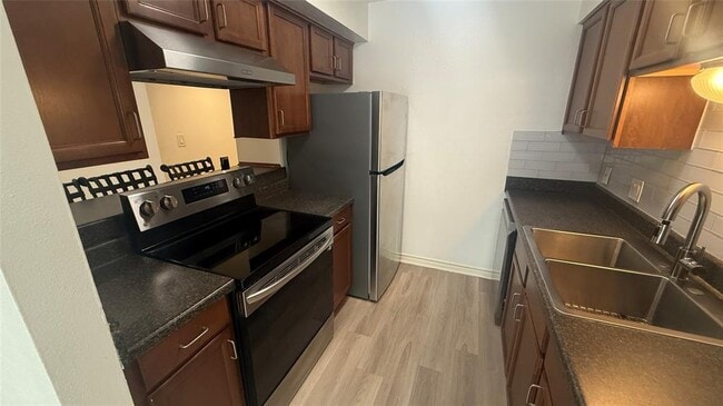 Building Photo - 500 E Riverside Dr