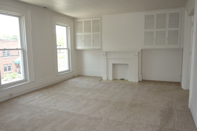 Building Photo - 309 W 9th St
