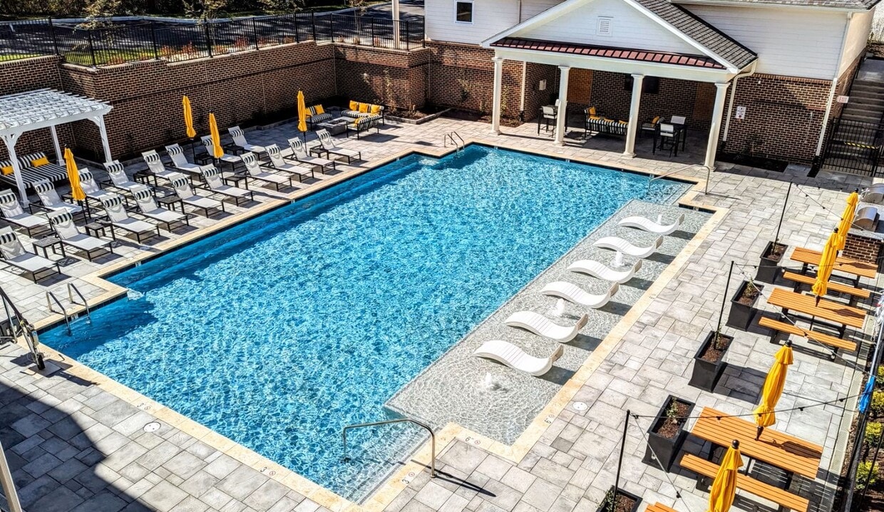 Building Photo - Pool