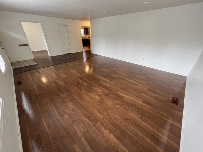 Building Photo - 103 E Grand St