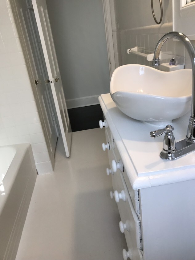 Cuarto de baño con lavabos de diseñador - 891 Amsterdam Ave NE