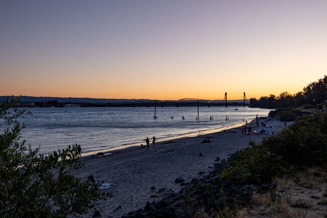 Foto del edificio - 1708 SE Columbia River Dr