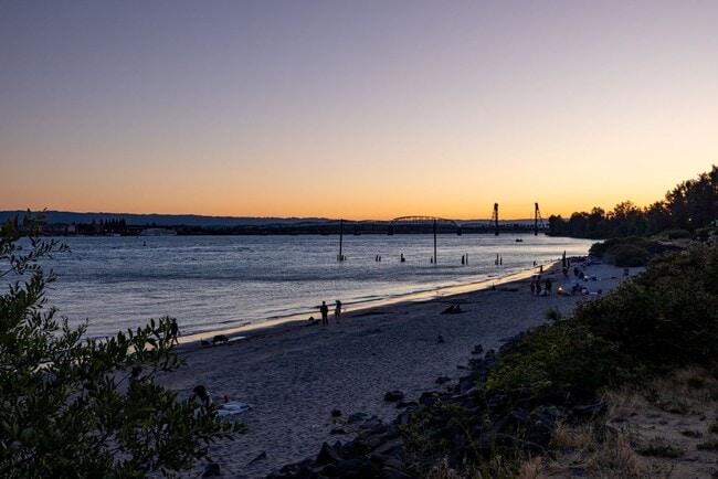 Foto del edificio - Riverside Townhomes - Waterfront Living in...
