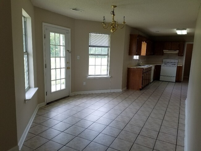 Building Photo - 707 Macey St