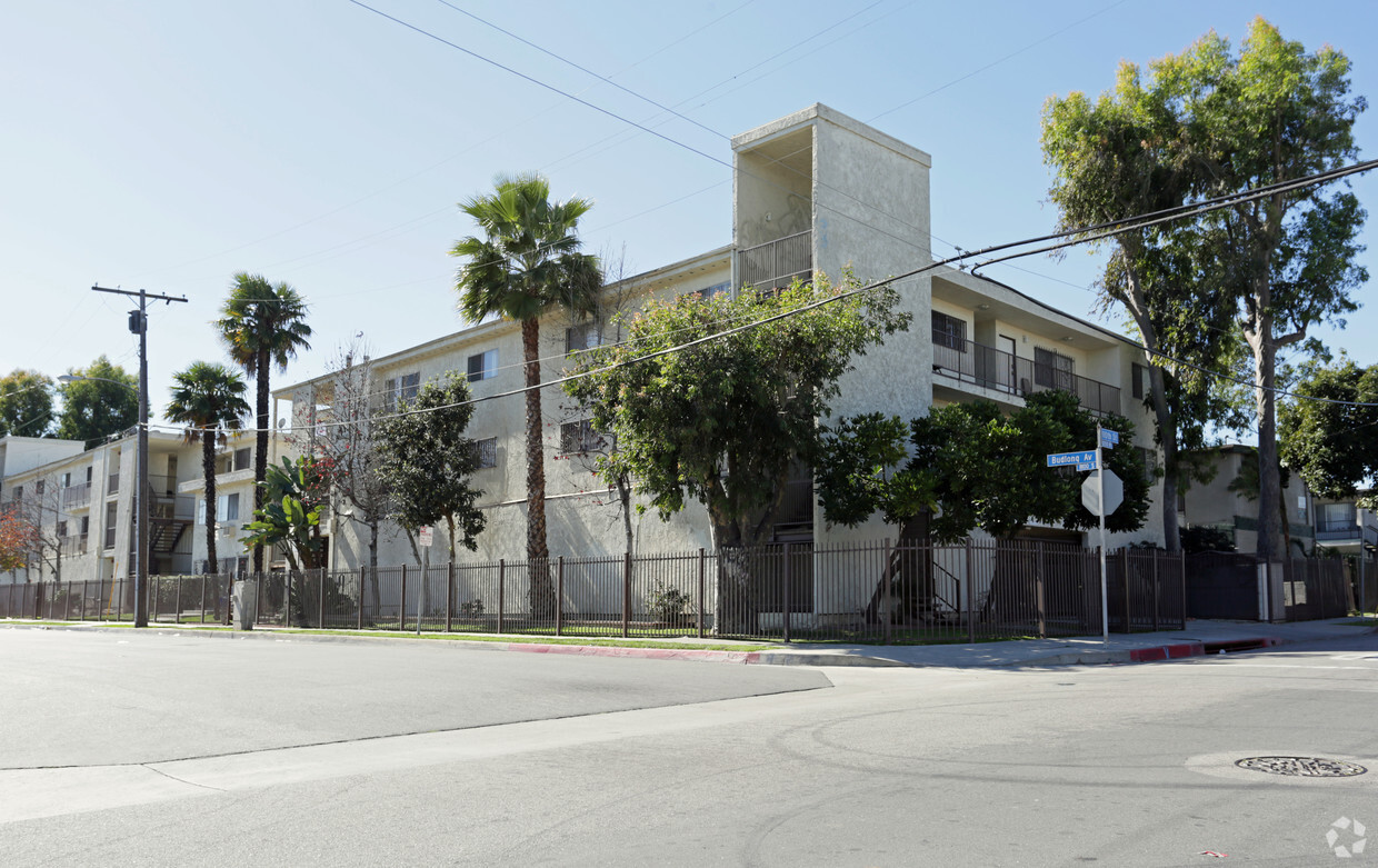 Building Photo - Budlong Apartments