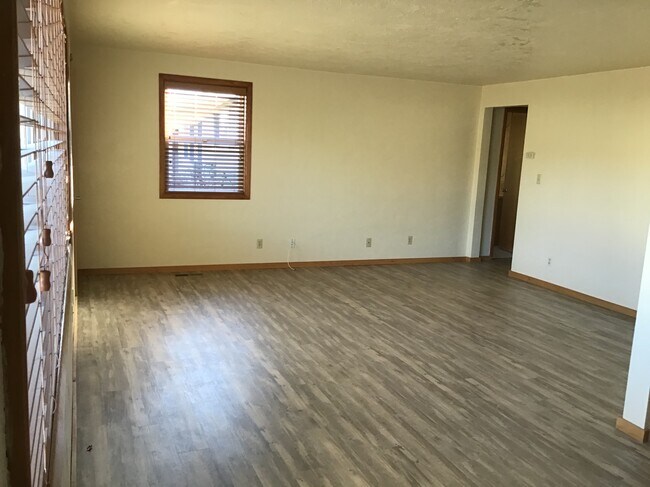 Building Photo - 710 Miller Ave