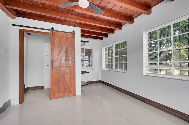 Foto del edificio - 330 SW 48th Ave