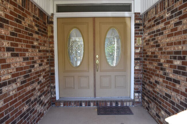 Building Photo - Three Bedroom Two Bath outside Eglin Gates