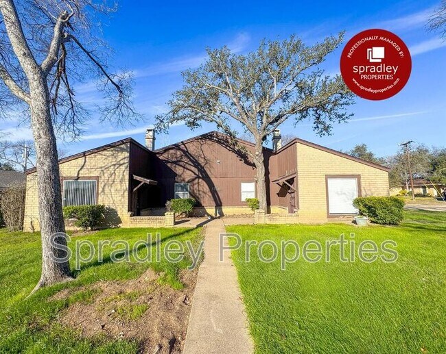 Building Photo - 3806A Shallow Frd