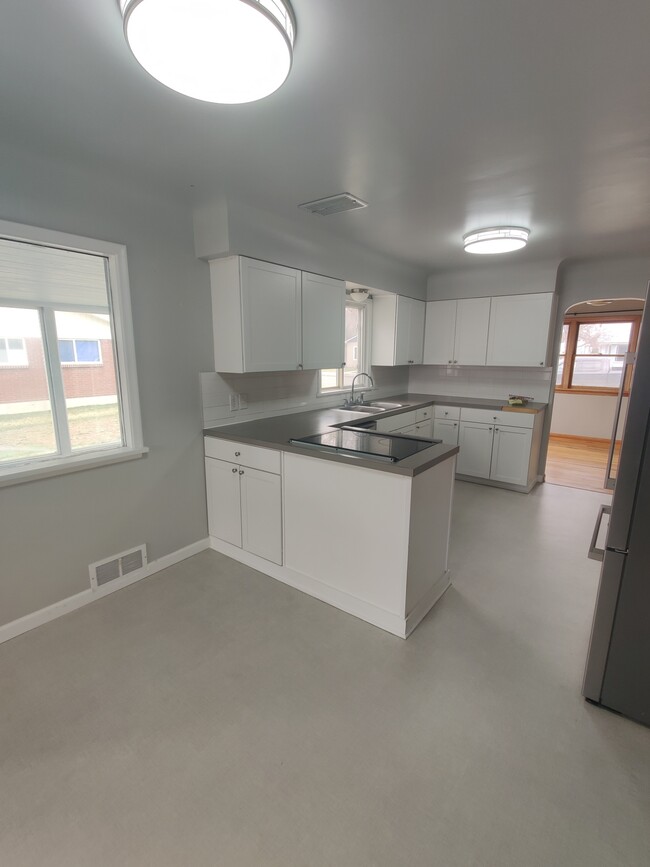 Building Photo - 480 N 8th E