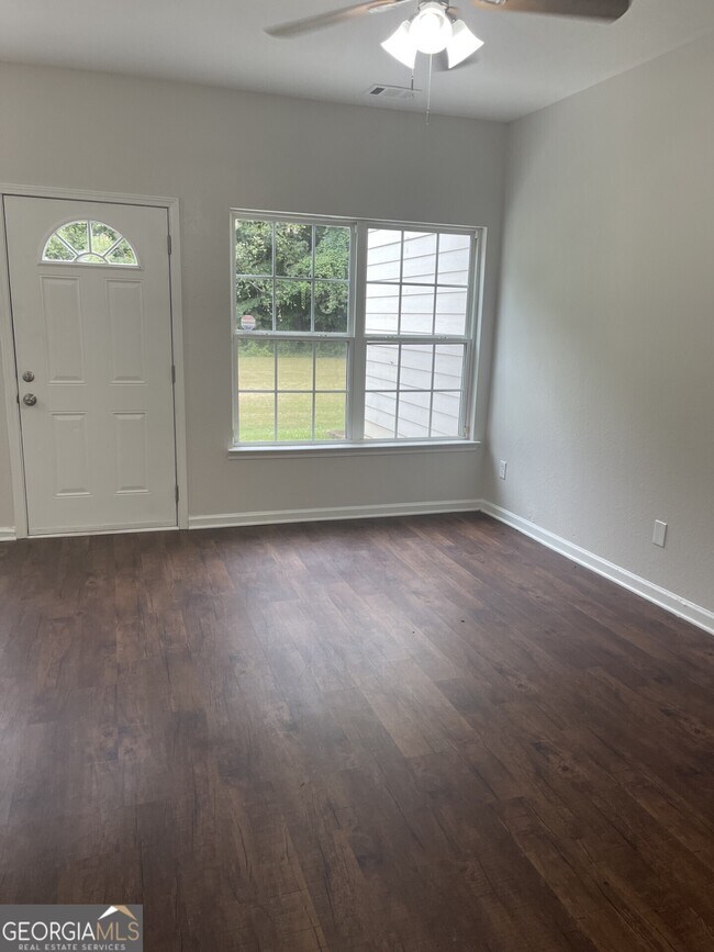 Foto del edificio - 387 Brookview Dr