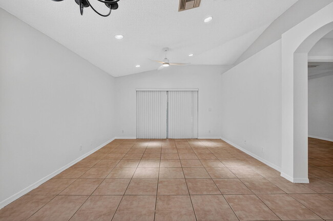 Building Photo - 5020 N La Sedona Cir