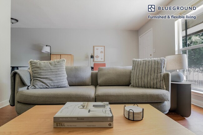 Foto del edificio - 1230 E 38th 1/2 St