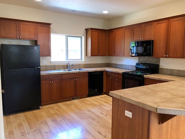 Foto del edificio - MOVE IN SPECIAL $500 off first month rent ...