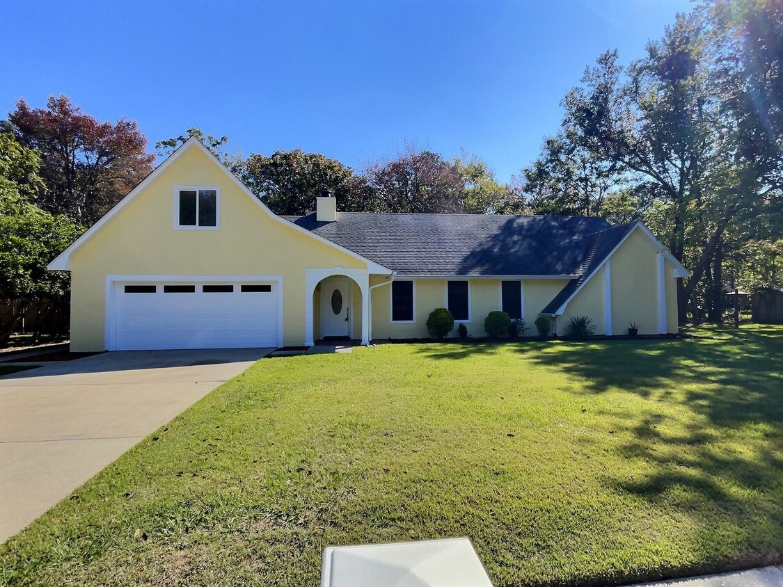 Primary Photo - Spacious 4 bedroom home in Ocean Springs!