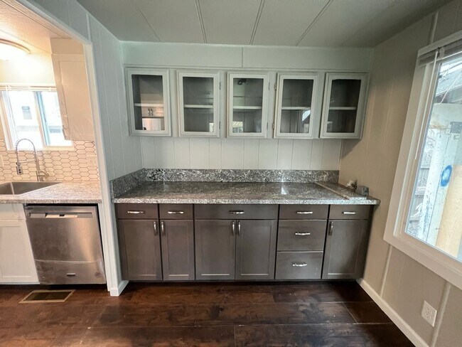 Foto del edificio - 2 bedroom 1 bathroom with  bonus room located in the Avenues
