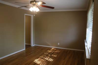 Foto del edificio - 3 bedroom  1 1/2 baths featuring large bed...
