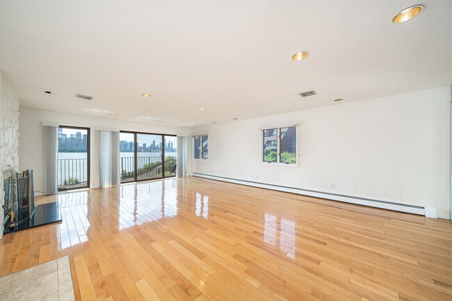 Building Photo - 4C Cove Ln