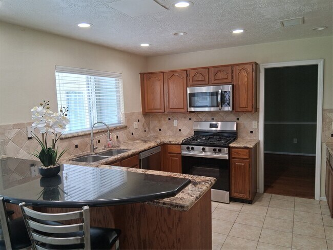 Foto del edificio - 17010 Poplar Hill St