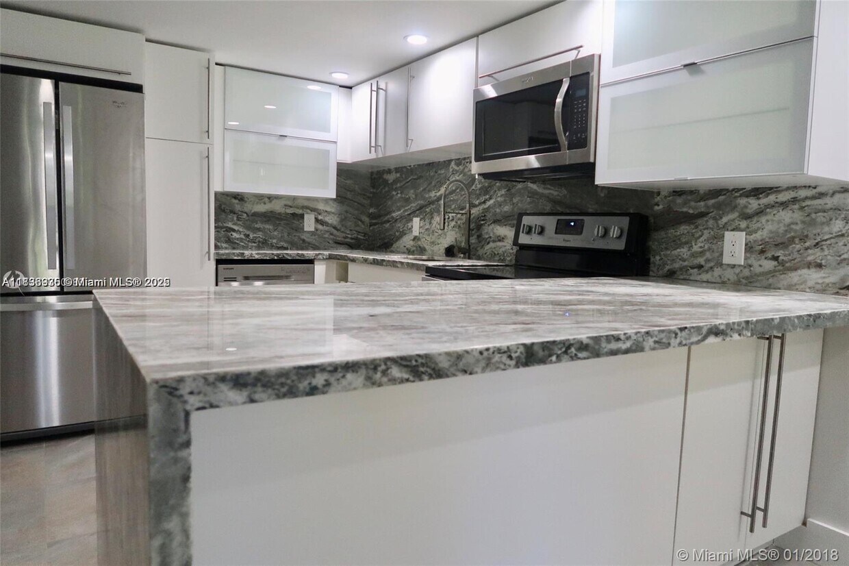Foto principal - 589 N University Dr