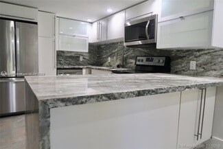 Building Photo - 589 N University Dr