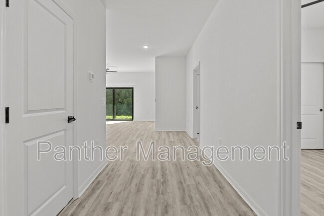 Building Photo - 6030 Lacota Ave