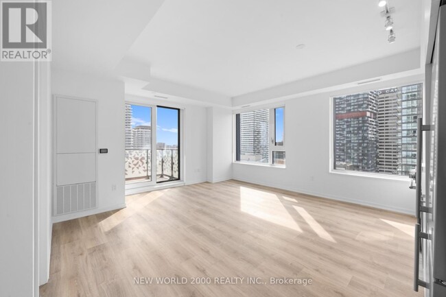 Building Photo - 101-1101 Roehampton Ave