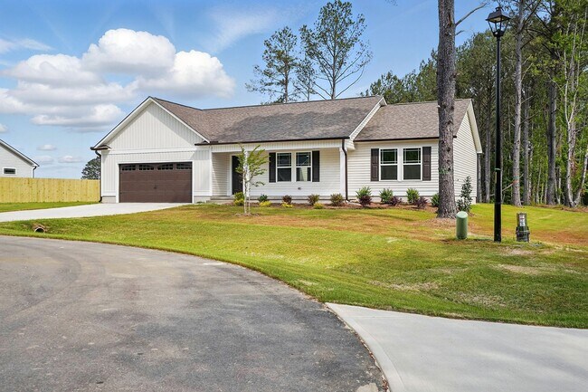 Foto del edificio - Charming 3-Bedroom Ranch with 2 Full Baths & Expansive Backyard Located in a Peaceful Cul-de-Sac